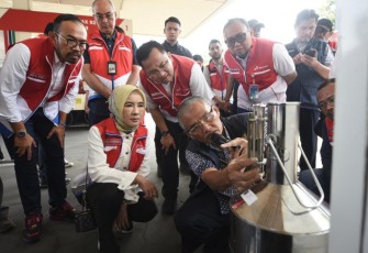 Direktur Utama Pertamina Nicke Widyawati bersama dengan Plt Komisaris Utama Pertamina Iggi H Achsien dan Direktur Utama Pertamina Patra Niaga Riva Siahaan melihat proses uji terra untuk pengecekan pengisian BBM saat kegiatan Satgas RAFI 2024 di SPBU 34.402.02, Soekarno Hatta, Batununggal, Bandung, Jawa Barat pada Jumat (5/4/2024)