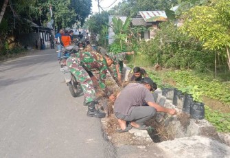 Koramil 1001-05/Lampihong Bersihkan Saluran Air