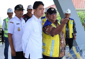 Wakil Presiden Gibran Rakabuming Raka didampingi Kepala BBWS Bengawan Solo Maryadi Utama saat meninjau progres pembangunan Bendungan Jlantah di Kecamatan Jatiyoso, Kabupaten Karanganyar, Jumat (27/12/2024).
