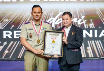 Menteri ATR/Kepala BPN, Agus Harimurti Yudhoyono saat menerima Rekor MURI yang diserahkan oleh Wakil Direktur MURI 