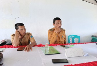Hukum tua Bulutui didampingi bendahara Desa saat dikonfirmasi oleh sejumlah wartawan