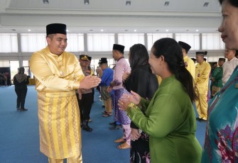 Bupati Bintan Roby Kurniawan, saat memberikan ucapan selamat