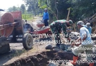 Babinsa Kodim 0802/Ponorogo Kerja Bakti Perbaiki Talud Jalan