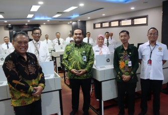 Peserta JPT saat berpose dengan Bupati Blora Arief Rohman (tengah) beserta jajaran di gedung TNCC Mabes Polri.