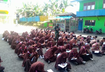 Babinsa Koramil 02/Timika Berikan Wasbang dan Latihan PBB di SMP Cordova