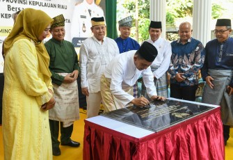 Gubernur Ansar Ahmad bersama Wakil Gubernur Marlin Agustina telah meluncurkan berbagai program kesehatan yang bertujuan untuk meningkatkan kesejahteraan masyarakat di bidang kesehatan