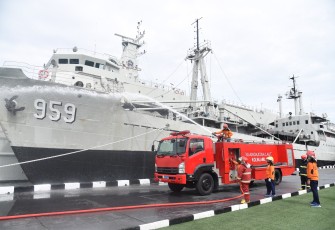 Untuk meningkatkan profesionalisme, sekaligus meningkatkan kesiapsiagaan dalam menanggulangi bahaya kebakaran sesuai Standart Operation Procedure (SOP), segenap Prajurit dan PNS Komando Lintas Laut Militer (Kolinlamil) mengikuti sosialisasi peran kebakaran (PEK) yang digelar selepas pelaksanaan olahraga pagi bertempat di lapangan Moeljono Silam, Mako Kolinlamil, Tanjung Priok, Jakarta Utara, Selasa (23/1)