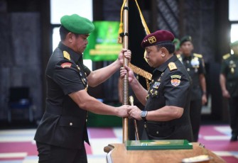Kasad saat memimpin Sertijab sekaligus menerima Laporan Korps Kenaikan Pangkat Perwira Tinggi (Pati) TNI AD, di Aula Jenderal besar A.H. Nasution, Markas Besar Angkatan Darat (Mabesad), Jakarta, Kamis (22/2/2024).
