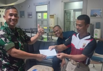 Salah Satu Anggota Berprestasi saat Raih Reward dari Kadispen Kodiklatal 