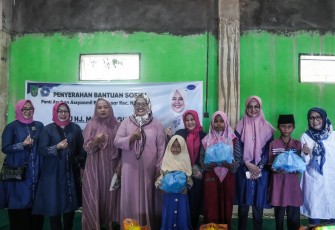 Ketua Umum Pikori BP Batam Serahkan Bantuan Sembako