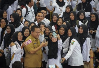 Caption: Bupati Blora Arief Rohman memimpin apel netralitas ASN menghadapi Pilkada 2024 di GOR Mustika Blora.