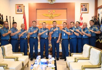 Komandan Pusat Penerbangan TNl Angkatan Laut (Danpuspenerbal) Laksamana Muda TNl Sisyani Jaffar menerima kunjungan kerja Komandan Pusat Komando Pasukan Katak (Danpuskopaska) TNl AL, Laksamana Pertama TNI Baroyo Eko Basuki, Rabu (10/1/2024)