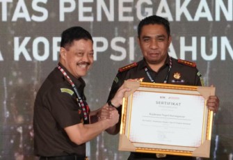 Kajari Karanganyar Roberth Jimmy Lambila menerima piagam penghargaan dari KPK, di Jakarta, Senin (9/12/2024), atas Penyelesaian Penanganan Perkara Tindak Pidana Korupsi Tahun 2024.