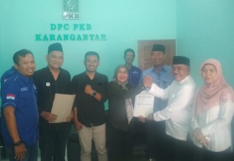 Ketua DPC Demokrat Karanganyar Tri Haryadi mengembalikan berkas formulir pendaftaran sebagai Bacawabup Karanganyar, di kantor DPC PKB Karanganyar, Kamis (30/5/2024)