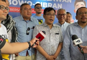Wakil Ketua Dewan Pakar TKN Prabowo-Gibran, Budiman Sudjatmiko (tengah), dan Direktur Eksekutif Indo Barometer, Muhammad Qodari (kanan), di sela diskusi di Rumah Kertanegara, Jakarta, Jumat (26/1)