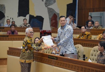 enteri Agraria dan Tata Ruang/Kepala Badan Pertanahan Nasional (ATR/BPN), Agus Harimurti Yudhoyono (AHY) melaporkan capaian kinerja serta rencana program kerja dalam Rapat Kerja Komisi II DPR RI dengan Kementerian ATR/BPN di Gedung Nusantara DPR RI, Jakarta pada Senin (25/03/2024)