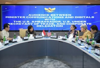 Menkomdigi Meutya Hafid mengadakan pertemuan bilateral bersama Dubes AS Kamala Shirin Lakhdhir di kantor Kementerian Komdigi, Jakarta, Senin (18/11)ir