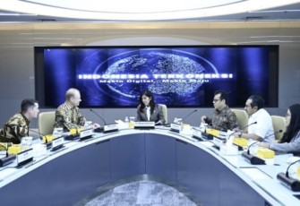 Menkomdigi Meutya Hafid saat menerima Chief Executive Officer Nokia Peka Launmark di Jakarta, Senin (11/11)