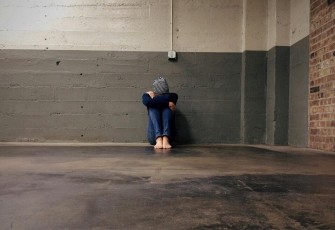 Ilustrasi wanita sedang merenung karena merasa gagal dan tertinggal dari orang lain (Foto: pixabay)