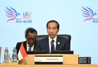 Presiden Joko Widodo menyampaikan pandangannya saat Joint Leaders Session Indonesia-Africa Forum (IAF) II and High-Level Forum on Multi-Stakeholder Partnerships (HLF MSP) di Nusa Dua, Bali, Senin (2/9/2024). Forum HLF MSP and Indonesia-Africa Forum II tersebut menyelenggarakan 12 event secara paralel dan 17 event pendamping yang dihadiri delegasi dari 24 negara. ANTARA FOTO/Media Center IAF II-HLF MSP/Galih Pradipta/nym.