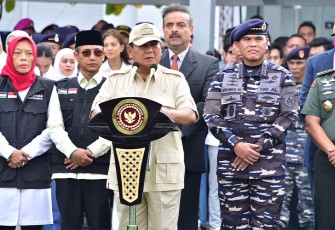 Menhan RI Letjen TNI (Purn) Prabowo Subianto didampingi Kasal Laksamana TNI Dr. Muhammad Ali, S.E., M.M., melepas upacara keberangkatan kapal bantu rumah sakit KRI dr. Radjiman Wedyodiningrat-992 yang mengangkut bantuan untuk rakyat Palestina di Gaza, yang turut dihadiri Pangkolinlamil Laksda TNI Hudiarto Krisno Utomo, PSC(J) M.A., M.M.S., CHRMP dan Pejabat Utama TNI-Polri.