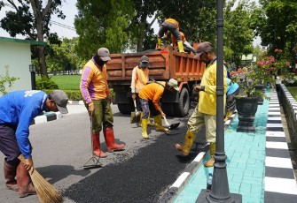 Yonarmed 12 Angicipi Yudha Laksanakan Pengaspalan Jalan Kesatrian