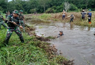 Koramil 1001-05/Lampihong Bersihkan Saluran Air
