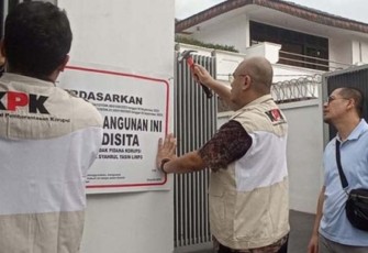 Penyitaan 1 unit rumah yang diduga milik tersangka SYL yang berada di wilayah Jakarta Selatan