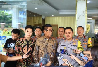 Advokat Henry Yosodiningrat bertemu dengan Kabaharkam Polri Komjen Pol Fadil Imran di Gedung Baharkam Polri, Jakarta, Senin (12/2/2024).