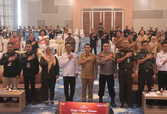 Foto Bersama usai acara Rapat Pleno Terbuka Rekapitulasi Hasil Perhitungan Perolehan Suara Pemilu 2024
