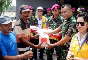 Bakti Sosial dilaksanakan di Kampung Bahari Nusantara Pasmar 2 Dusun Tlocor, Desa Kedungpandan, Jabon, Sidoarjo, Minggu (25/02).