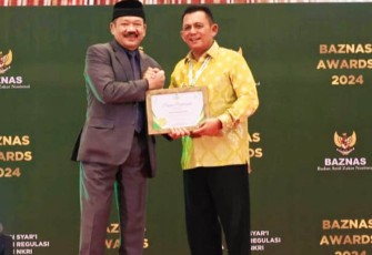 Gubernur Provinsi Kepulauan Riau H. Ansar Ahmad saat menerima Anugerah Baznas Award 2024 dari Badan Amil Zakat Nasional (Baznas) Republik Indonesia.