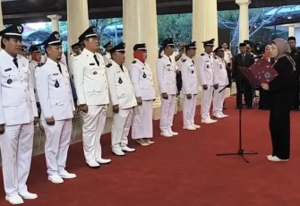 Bupati Indramayu Nina Agustina saat Mengukuhan Perpanjangan Masa Jabatan 167 Kuwu Kabupaten Indramayu