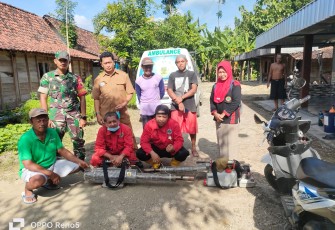 Babinsa Desa Karangjati Koramil 0805/05 Karangjati mengambil inisiatif dengan menyelenggarakan kegiatan pembersihan lingkungan dan tempat bersarangnya nyamuk di  rumah warga di Desa Karangjati, Kecamatan Karangjati, Kabupaten Ngawi, Senin (11/03/2024)