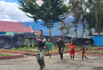 Para Ksatria Tri Dharma selalu punya cara untuk membuat anak-anak Intan Jaya tertawa ceria dan bahagia. Kali ini, Para Petarung dari Kaki Gunung Mandalawangi mengenalkan permainan tradisional layang-layang kepada anak-anak Intan Jaya, pada Sabtu (13/1/2024)