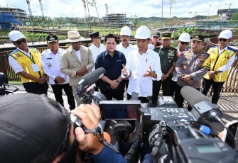 Panglima TNI Jenderal TNI Agus Subiyanto mendampingi kunjungan kerja Presiden Joko Widodo di Kawasan Ibu Kota Nusantara (IKN), Kabupaten Penajam Paser Utara, Provinsi Kalimantan Timur, Rabu (17/1/2024)