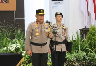 Kapolda Kalteng Irjen Pol Drs. Djoko Poerwanto memimpin langsung upacara serah terima jabatan (Sertijab) tiga pejabat utama dan satu Kapolres di jajaran Polda Kalteng yang berlangsung di Graha Bhayangkara Mapolda Kalteng, Kamis (04/01/2024)
