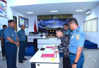 Panglima Komando Armada (Pangkoarmada) III, Laksamana Muda TNI Hersan, S.H., M.Si., M.Tr.Opsla, yang didampingi secara virtual mengikuti pelaksanaan Penandatanganan Kontrak Bersama Pengadaan  Barang dan Jasa  UO TNI Angkatan Laut tahun 2024 dengan Mitra Penyedia Barang dan Jasa yang disaksikan langsung Kepala Staf Angkatan Laut (Kasal) Laksamana TNI Dr. Muhammad  Ali, S.E., M.M., M.Tr.Opsla dari Mabesal  Cilangkap Jakarta Timur, Senin (22/01/2024)