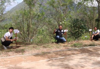 Kasi Humas, Brigadir Erlangga Gautama, SH, melakukan penanaman Kopi pada Selasa (30/1/2024) sore