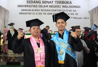 Ayah dan Anak saat Wisuda Bareng di UIN Walisongo Semarang