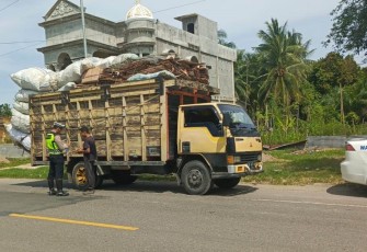 Satuan Lalu Lintas Polres Aceh Timur Polda Aceh menindak tegas sejumlah pengemudi truk dan pick up yang membawa muatan melebihi kapasitas yang telah ditentukan atau over dimension over load (ODOL)