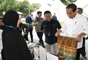Presiden Joko Widodo memuji produk-produk yang dihasilkan oleh para ibu nasabah program Mekaar (membina ekonomi keluarga sejahtera) binaan Permodalan Nasional Madani (PNM). 