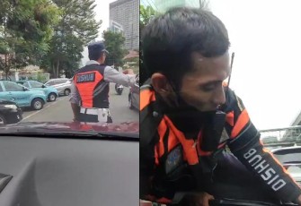 Cuplikan Video Viral Petugas Dishub Terbawa di Kap Mobil 