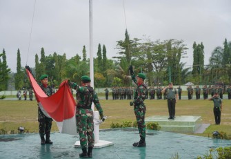 Korem 121/Abw menggelar upacara bendera