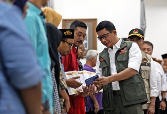 Kepala BNPB saat Serahkan Dana Stimulan Bagi Warga Terdampak Gempa Bumi Sumedang