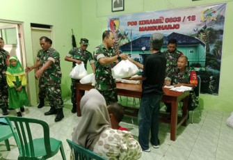Posramil 18/Manguharjo, Kodim 0803/Madiun memberikan bantuan sembako kepada warga kurang mampu di wilayah Kecamatan Manguharjo Kota Madiun