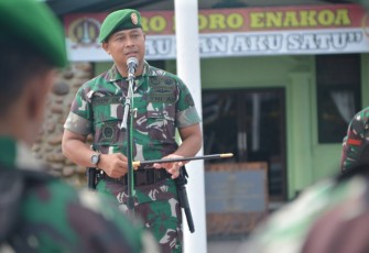  Dandim 1710/Mimika Letkol Inf Dedy Dwi Cahyadi beri pengarahan melalui Jam Komandan kepada segenap prajurit Kodim 1710/Mimika dan Bapras, bertempat di  Lapangan Upacara Makodim 1710/Mimika, Jl. Agimuga mile 32, Distrik Kuala Kencana, Kab. Mimika, Senin (08/01/2024)