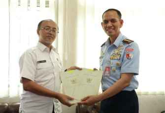 Komandan Lanud Husein Sastranegara Kolonel Pnb Ardi Syahri, S.T., M.M. M.MA, didampingi tim aset Lanud Husein Sastranegara menerima langsung sertifikat tanah milik TNI AU  yang juga diserahkan langsung oleh Kepala Kantor Pertanahan Kota Cimahi Yoga Suwarna, S.T.,M.T.,M.Eng 