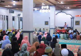 Bupati Pasaman Sabar AS saat hadiri peringatan Isra' mikraj Nabi Muhammad SAW sekaligus penyambutan bulan suci ramadhan di Masjid Istiqamah Jorong Padang Petok, Nagari Panti Selatan (Pansel) Kecamatan Panti, Jumat (16/02 malam.  