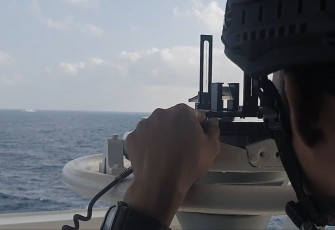 KRI dr. Radjiman Wedyodiningrat-992 saat Lintasi Perairan Teluk Aden